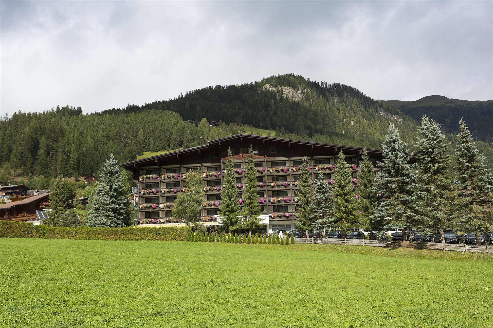 Alpenhof Hotel 4*